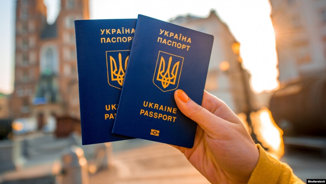 Для майбутніх безвізових поїздок до ЄС громадянам України потрібно отримати біометричний паспорт