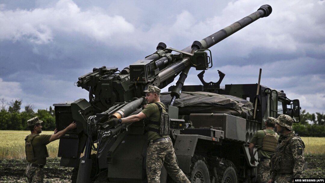 На фото: українські військові готуються вести вогонь із французької 155 мм САУ Caesar (Цезар) по позиціях військових Росії. Донеччина, 15 червня 2022 року 