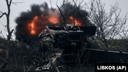Українські військовослужбовці ведуть вогонь по російських позиціях поблизу Бахмута Донецької області, 20 листопада 2022 року