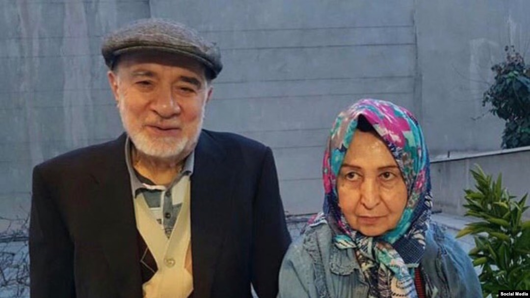 میرحسین موسوی همراه با همسرش، زهرا رهنورد