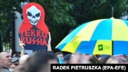  Під час акції протесту проти вторгнення військ Росії до України біля російського посольства у Польщі. Варшава, 17 липня 2022 року 