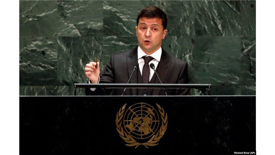 Президент України Володимир Зеленський тримає кулю під час виступу на сесії Генеральної асамблеї ООН. Нью-Йорк, 25 вересня 2019 року
