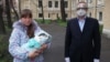 "Переплюнул Путина". Соцсети о посещении губернатором Бегловым роддома 