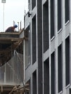 Бишкек. Көп кабаттуу үйдүн курулушу. 26-май, 2025-жыл. Иллюстрация сүрөт.