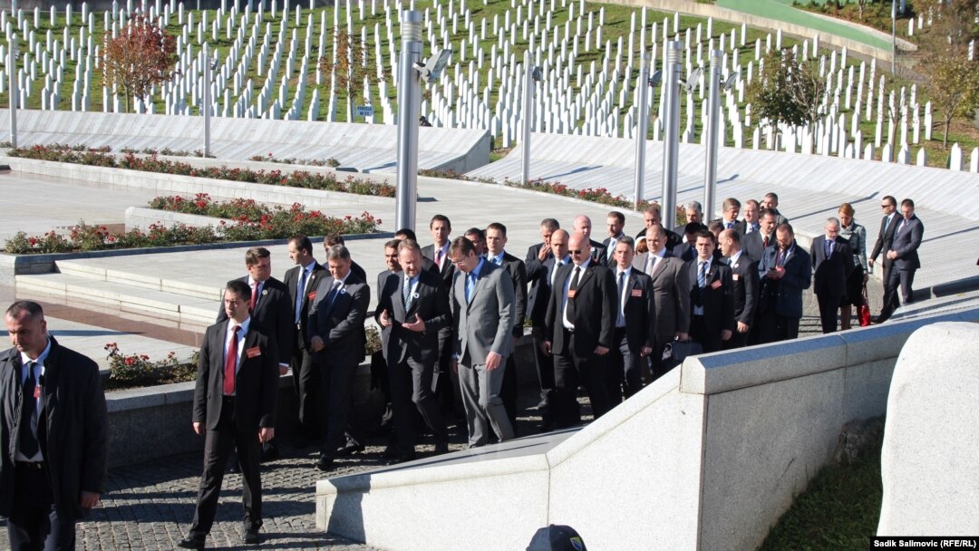 Političari iz BiH i srpska delegacija sa Aleksandrom Vučićem na čelu u Srebrenici jula 2015.