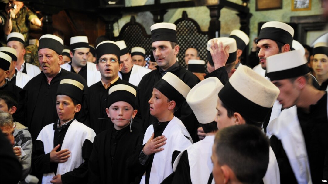 Derviši tokom verske ceremonije u Prizrenu