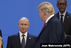 Президент США Дональд Трамп (праворуч) дивиться на президента Росії Володимира Путіна, коли вони роблять сімейне фото під час саміту лідерів G20 у Буенос-Айресі, 30 листопада 2018 року