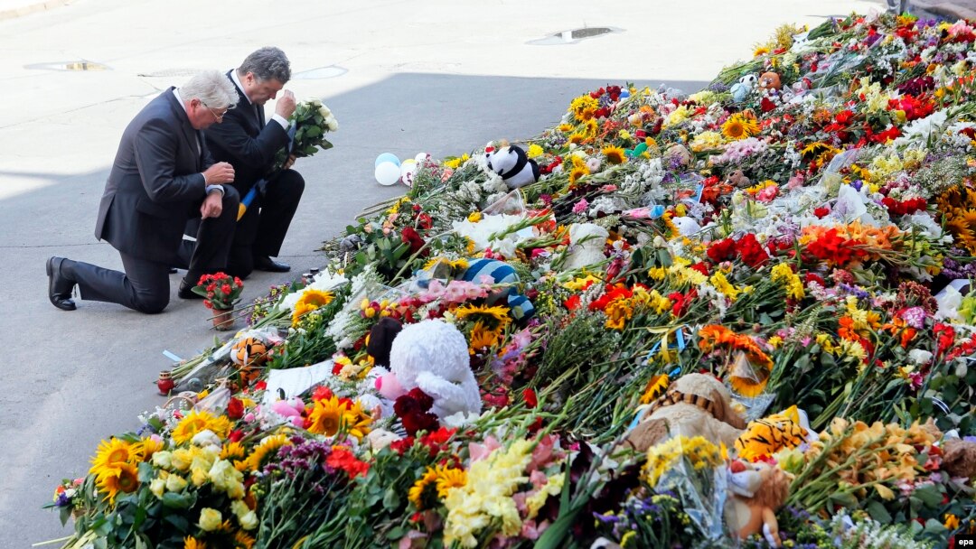 Ukrainian President Petro Poroshenko (right) and Dutch Ambassador to Ukraine Kees Klompenhouwer lay flowers at the Dutch Embassy in Kyiv on July 21 in commemoration of the 298 victims of the Malaysia Airlines Flight 17 crash.