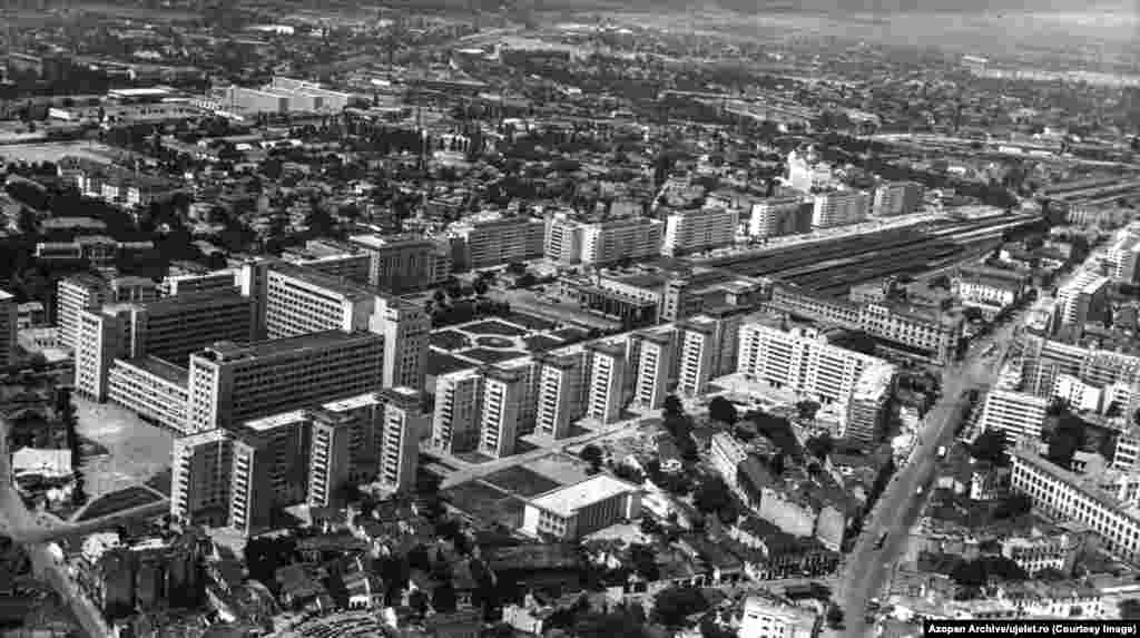 O vedere aeriană a Gării de Nord din București. Edgar Szocs, care a creat arhiva online, a declarat pentru RFE/RL că ideea i-a venit după ce a aflat că zeci de cutii cu fotografii realizate de fotoreporterii de la Uj Elet zăceau într-o bibliotecă din Transilvania. 