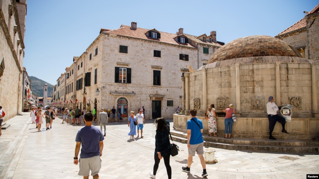 Hrvatska ima što riskirati, ako se epidemiološka situacija pogorša i ugrozi turističku sezonu, upozoava resorna ministrica (na fotografiji: Stradun, Dubrovnik, 28. lipnja 2020.)