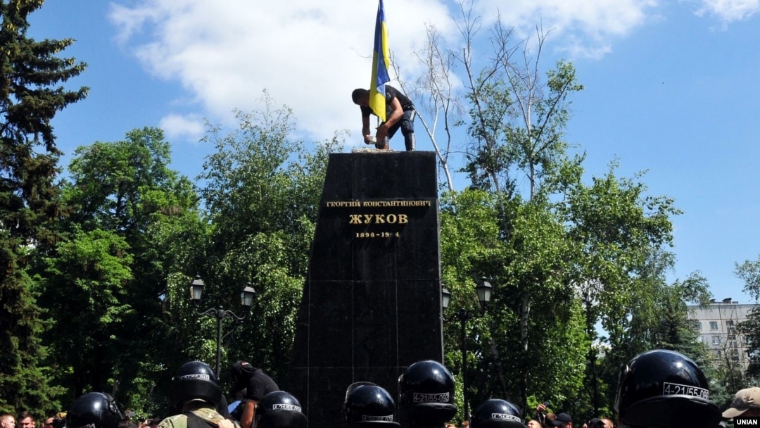 На постаменті, з якого знесли пам’ятник маршалу СРСР Георгію Жукову, активісти встановили прапор України. Харків, 2 червня 2019 року