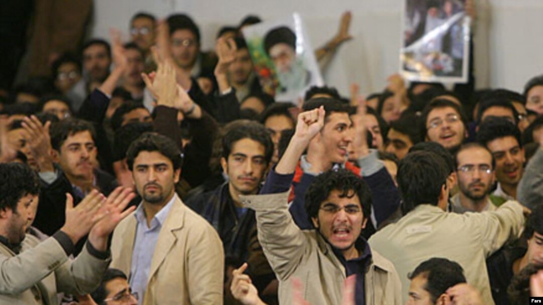 حضور محمود احمدی نژاد در ۲۰ آذر ۱۳۸۵ و اعتراض دانشجويان به وی سر آغاز فشارها، بازداشت ها و شکنجه هايی شد که پس از آن گريبان دانشجويان معترض امير کبير را گرفت