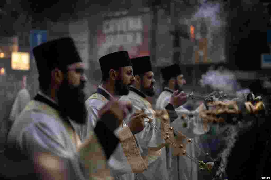 Pravoslavni sveštenici prisustvuju vjerskoj procesiji povodom Vaznesenja Isusa Hrista u Beogradu, Srbija.