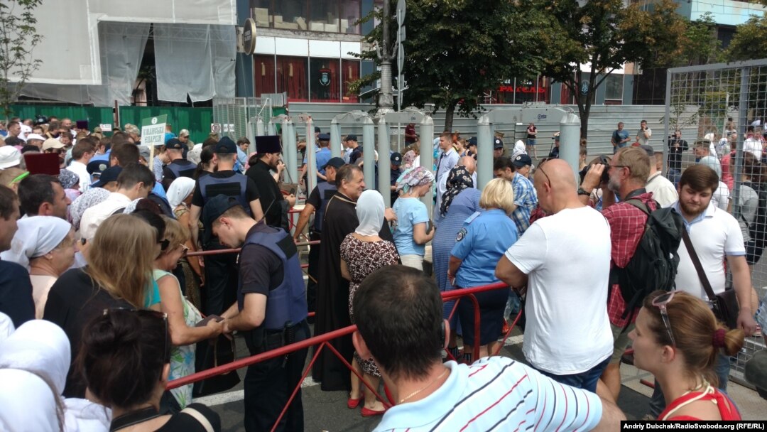 Віряни проходять через контроль та металодетектори на Хрещатику, 27 липня 2016 року 