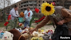 Ljudi ostavljaju igračke i cveće na igralište u gradu Krivi Rih gde je ruskom napadu ubijeno devet dece, 5. april 2025.
