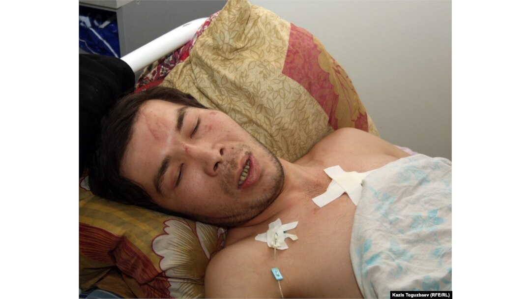 Раненый участник беспорядков 16 декабря 2011 года в Жанаозене. Реанимационное отделение больницы города Жанаозен, 18 декабря 2011 года.