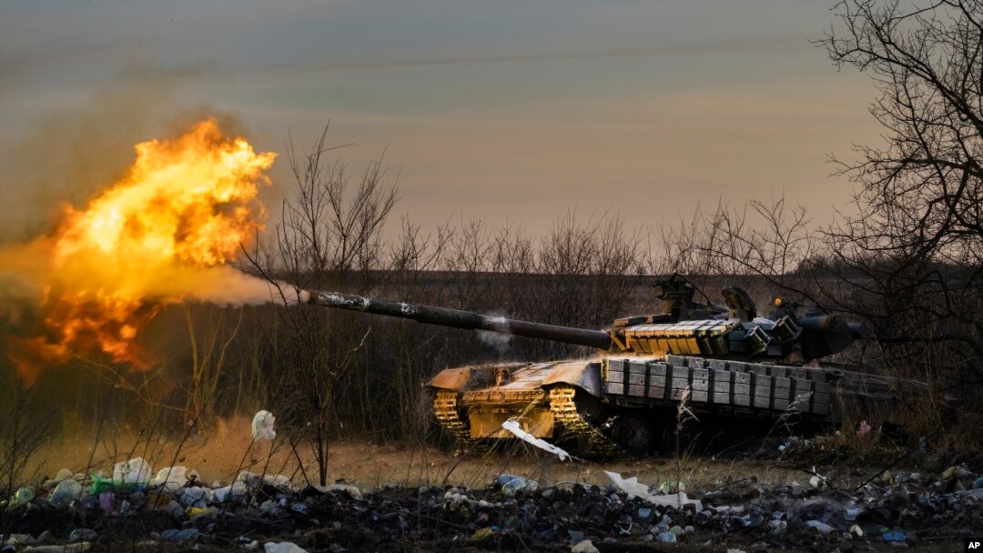 Українські військові ведуть вогонь по російських позиціях поблизу Часового Яру на Донеччині, лютий 2024 року