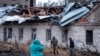 Місцеві мешканці біля місця російського удару ракетою «Орешник». Дніпро, 21 листопада 2024 року 