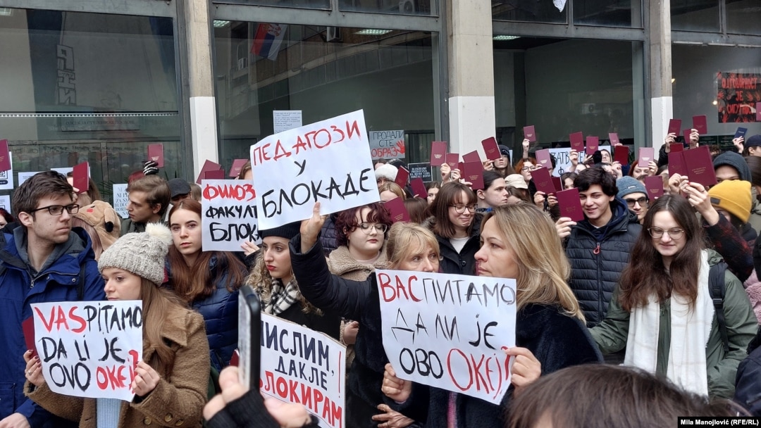 Studenti Filozofskog fakulteta Univerziteta u Beogradu tokom jedne od akcija "15 minuta tišine" tokom koje je odata počast žrtvama nesreće na Železničkoj stanici u Novom Sadu, 9. decembra 2024.