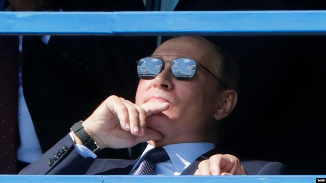 Президент России Владимир Путин наблюдает за полетами на открытии авиационно-космического салона МАКС-2019 в подмосковном Жуковском. 27 августа 2019 года.