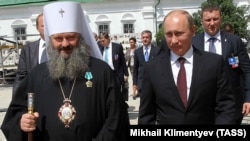Намісник Києво-Печерської лаври митрополит УПЦ (МП) Павло (Лебідь), нагороджений державною нагородою Росії, та російський президент Володимир Путін, Київ, 27 липня 2013 року