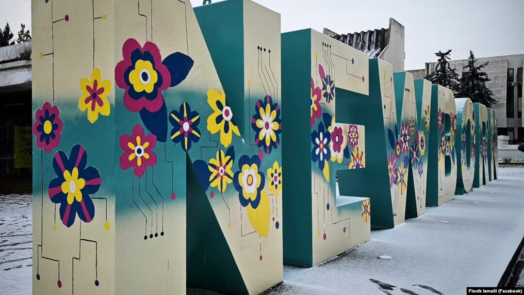 Spomenik nezavisnosti u Prištini, Kosovo, 16. februara 2025.