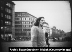 Izvještaji o aktivnostima Hromadkove uključuju detaljne opise njezine odjeće. Petog januara 1984. agent je izvijestio: "Nosila je kaput od bijelog krzna, zatim tamni kaput boje cimeta, dugi crni šal oko vrata, zelene pantalone i bijelu sportsku obuću...".