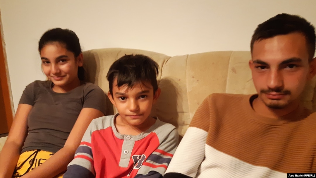 "Mnogo mi znači to njihovo obrazovanje", kaže majka Sakiba (na fotografiji njena djeca: Rabija, Elvir i Halid, 14. oktobar 2021.)