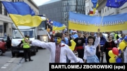 На Сході а також серед прихожан УПЦ МП з думкою про те, що росіяни та українці – один народ, погоджуються понад 60 відсотків, свідчать результати опитування