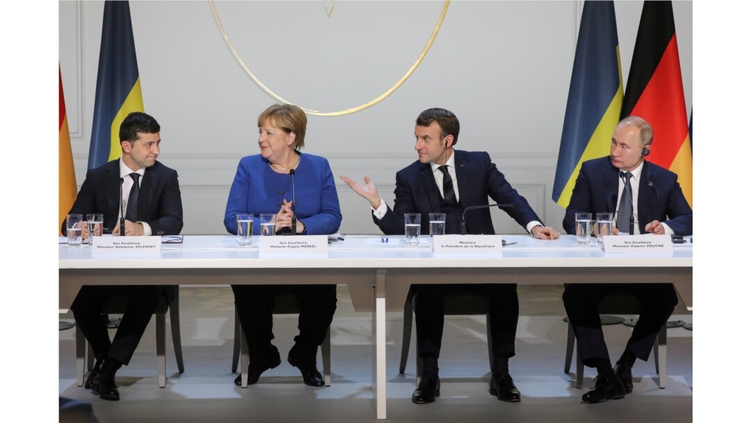 Під час пресконференції за підсумками «нормандського саміту». Зліва направо: президент України Володимир Зеленський, канцлер Німеччини Ангела Меркель, президент Франції Емманюель Макрон та президент Росії Володимир Путін. Париж, 9 грудня 2019 року