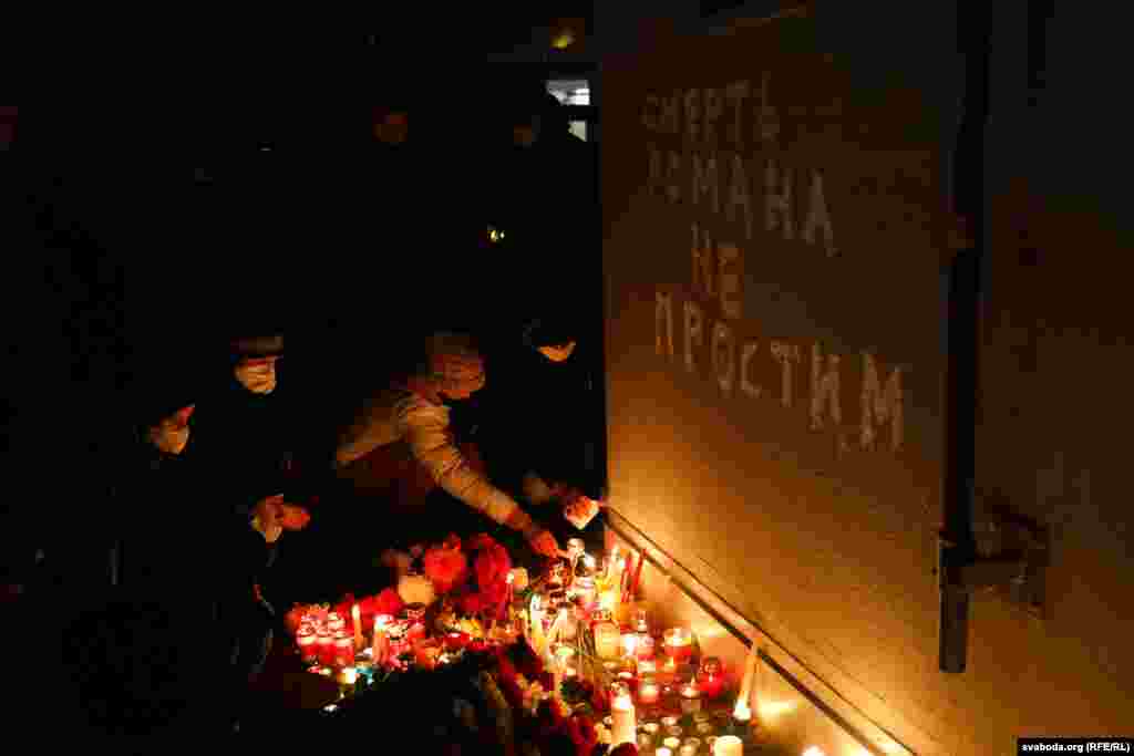Напис на стіні російською мовою: &laquo;Смерті Романа не пробачимо&raquo;