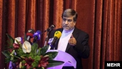 علی جنتی، وزیر فرهنگ و ارشاد اسلامی می‌گوید که کنار گذاشتن سانسور کتاب در ایران امکان‌پذیر نیست.