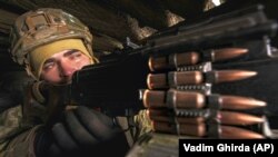 Український військовий на спостережному пункті на Донбасі