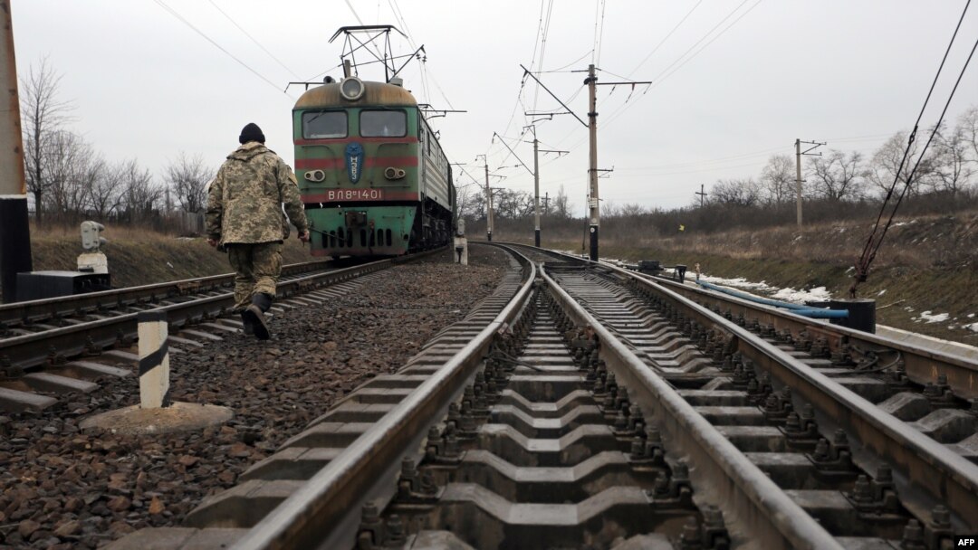 Від січня активісти, серед яких депутати Верховної Ради та люди, що називають себе ветеранами АТО, блокують деякі ділянки залізниці з вимогою припинити, за їхніми словами, торгівлю з окупованими районами Донбасу