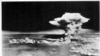 O fotografie publicată de Muzeul Memorial al Păcii din Hiroshima. Explozia bombei din Hiroshima, fotografiată de armata SUA la 06 august 1945.