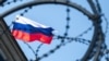Російський прапор за колючим дротом на будівлі посольства Росії в Києві, 18 вересня 2016 року