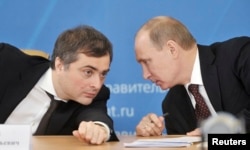 Владислав Сурков (ліворуч) і Володимир Путін