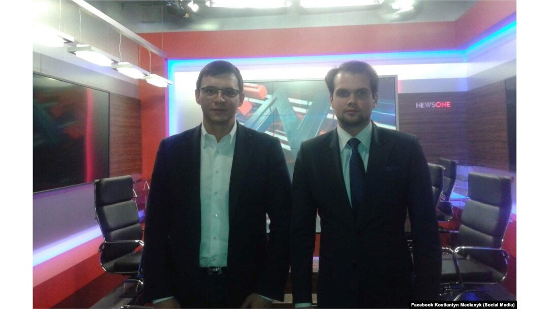 Директор фірми-переможця ТОВ «Скомпані» Олексій Вороненко до лютого 2018 року був помічником народного депутата Євгена Мураєва