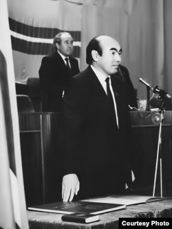 Абсамат Масалиев жана Аскар Акаев. 1990-жылдын 27-октябры.
