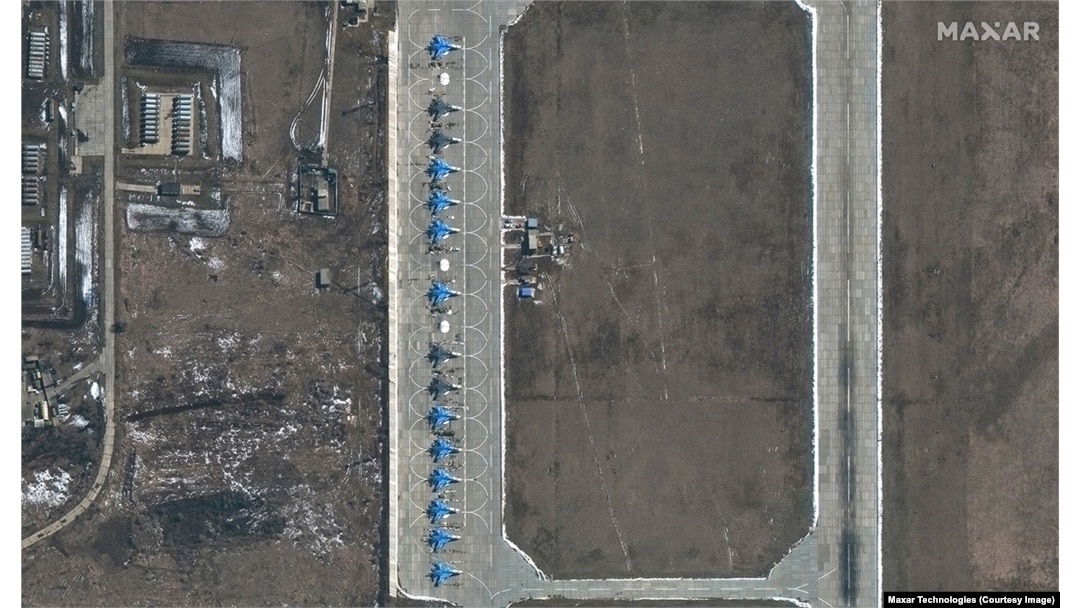 Російські військові літаки Су-34 на аеродромі в Морозовську Ростовської області. 27 березня 2021 року. Супутникове зображення Maxar Technologies