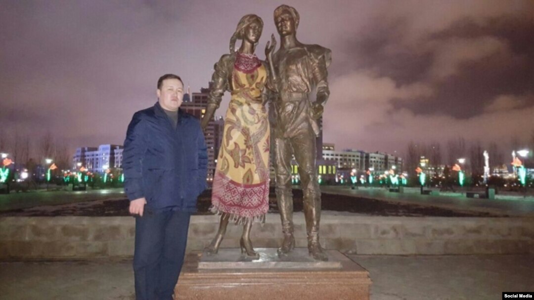 Житель Астаны рядом со скульптурной композицией, часть которой — фигуру девушки — он накрыл платком. Свой шаг астанчанин объяснил тем, что скульптура выглядит вызывающе.
