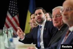 Віце-президент США Дж. Д. Венс (у центрі) та державний секретар Марко Рубіо (за ним) на Мюнхенської конференції з безпеки. ФРН, 14 лютого 2025 року