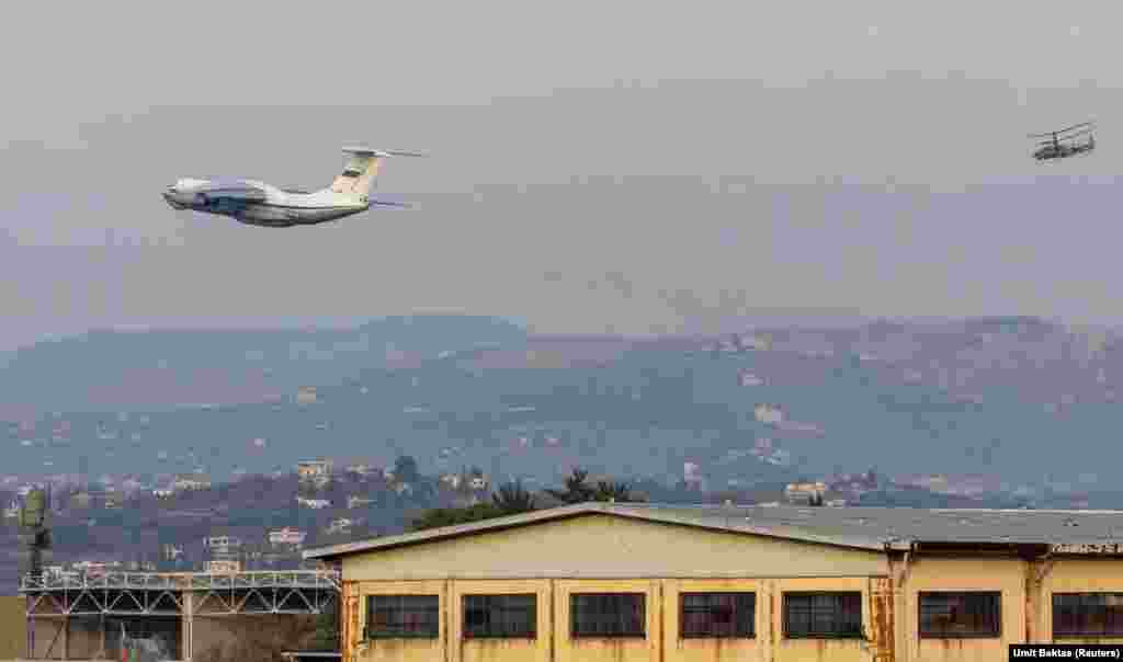 Un avion rusesc de transport decolează pe 15 decembrie de la baza Hmeimim, iar un elicopter de luptă îl supraveghează îndeaproape. Umit Bektas spune că baza forfotește de avioane, dar străzile din jurul ei sunt „foarte liniștite”: „Se văd cărucioare, un scaun cu rotile abandonat, o mulțime de lucruri împrăștiate pe drum. Ai senzația că ceva s-a întâmplat, când de bază s-au apropiat rebelii”.