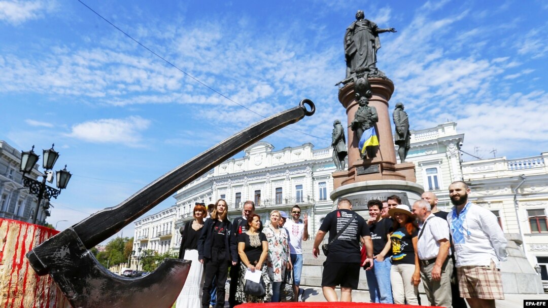 Під час акції «Геть криваву Катівницю» в Одесі з вимогою демонтувати пам’ятник російській імператриці Катерині ІІ та її сподвижникам Хосе де Рібасу, Францу де Воллану, Григорію Потьомкіну та Платону Зубову. Одеса, 2 вересня 2022 року