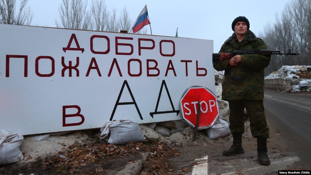 Бойовик російських гібридних сил на в’їзді в окуповану Горлівку на Донеччині, 14 грудня 2014 року 