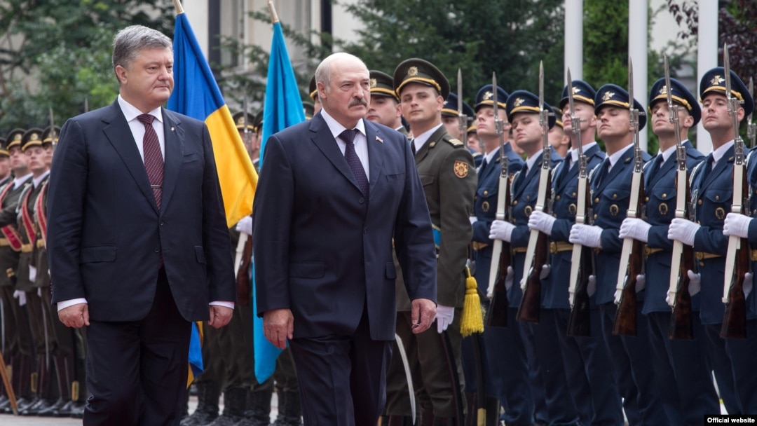 Президент України Петро Порошенко і президент Білорусі Олександр Лукашенко (зліва направо). Київ 21 липня 2017 року