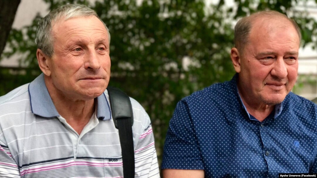 Микола Семена та Ільмі Умеров біля будівлі суду у Сімферополі, архівне фото