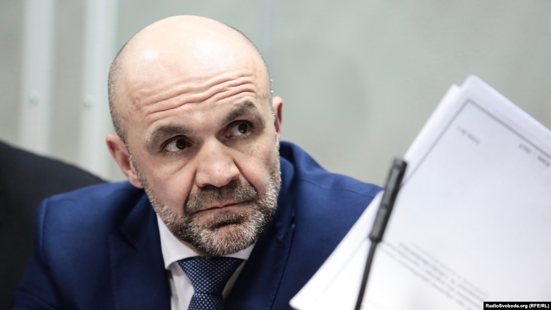 Владислава Мангера також зобов’язали здати на зберігання паспорт й інші документи, які дозволяють виїзд за кордон