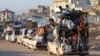 Refugiați palestinieni care au părăsit Rafah în fața amenințărilor israeliene, se îndreaptă spre Khan Younis. 6 mai 2024.