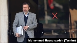 به گفته آقای واعظی، نباید برای فعالیت تبلیغاتی «موضوع بسیار مهمی که مذاکراتش در حال انجام است را به هم زد»